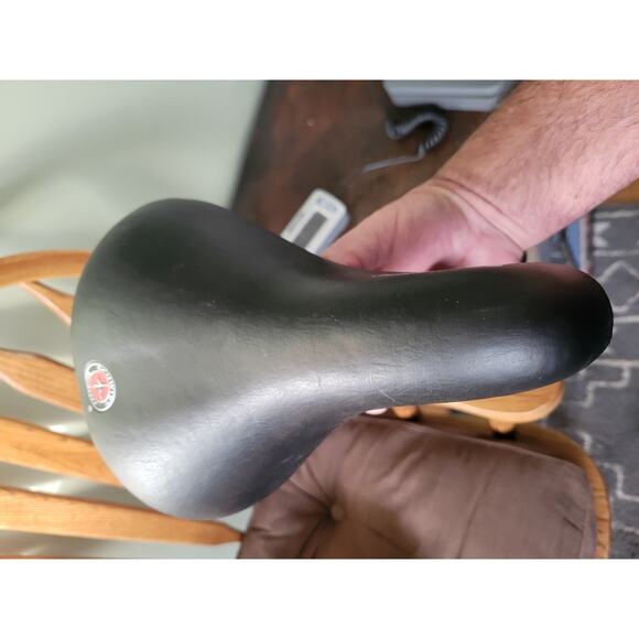 SCHWINN BIKE SEAT BLACK NEW OLD STOCK Wider - Picture 1 of 6